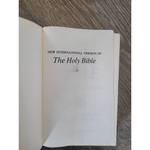 The Holy Bible‎ New International Version New and Old Testament Book #4 - Picture 2 of 6